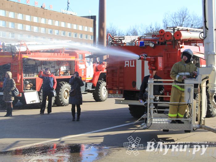 В центре Великих Лук спасатели продемонстрировали свою технику (ФОТО)
