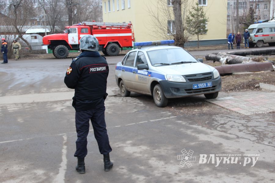 Спецслужбы проверили подозрительный предмет в Великих Луках (ФОТО)