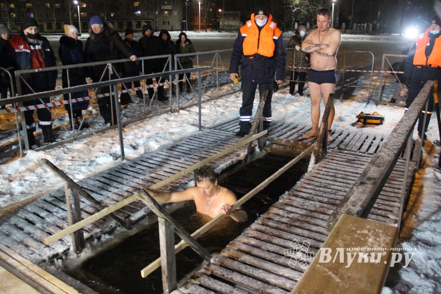 В Великих Луках проходят крещенские купания (ФОТО)