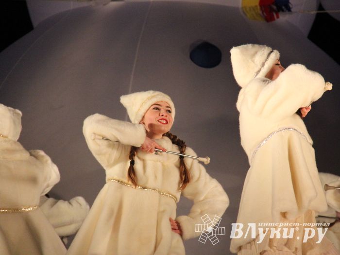 В Великих Луках зажглась главная новогодняя елка (фото)