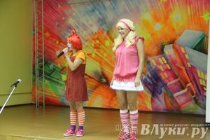 100 будущих первоклассников Великих Лук получили в подарок рюкзаки и школьные принадлежности