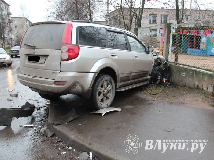 В Великих Луках столкнулись два внедорожника