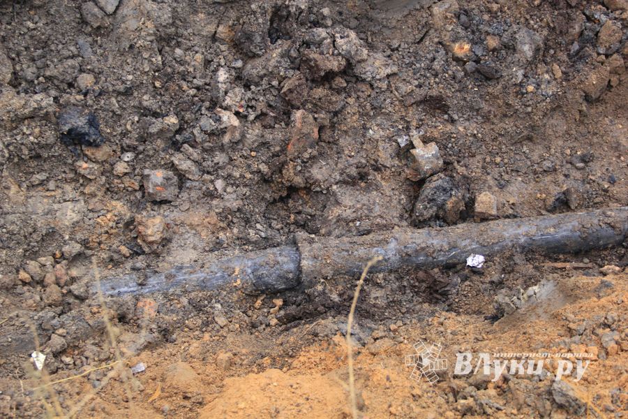 Возле железнодорожной поликлиники ликвидируют прорыв канализации (ФОТО)