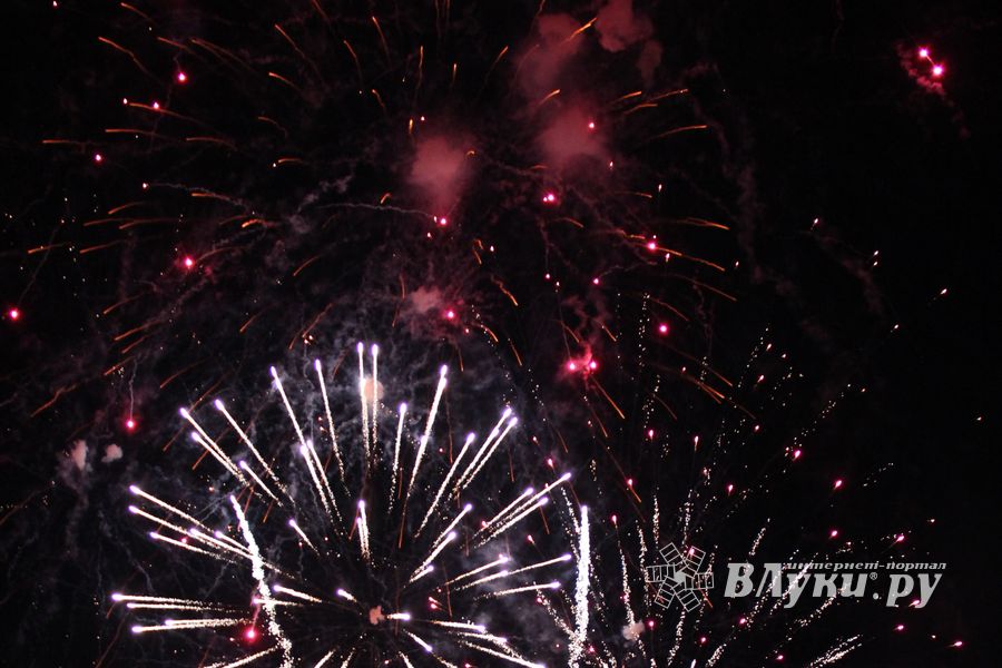 Праздничный салют в честь Дня города