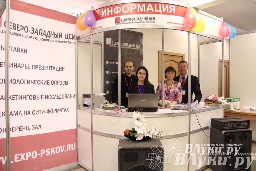 Универсальная выставка проходит в Великих Луках (фото)