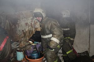 Фоторепортаж: пожар на Зверева в Великих Луках (ФОТО 18+)