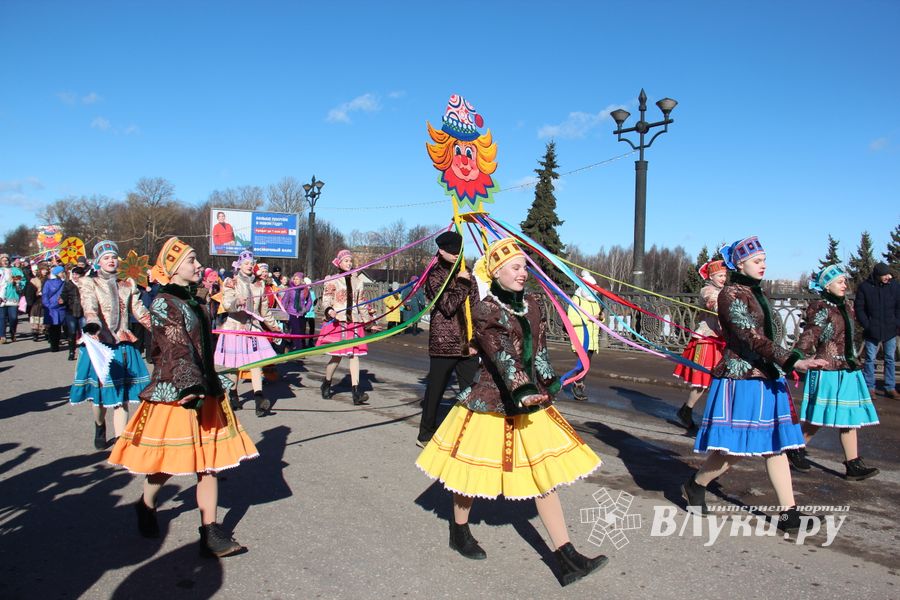 В Великих Луках широко отметили Масленицу (ФОТО)