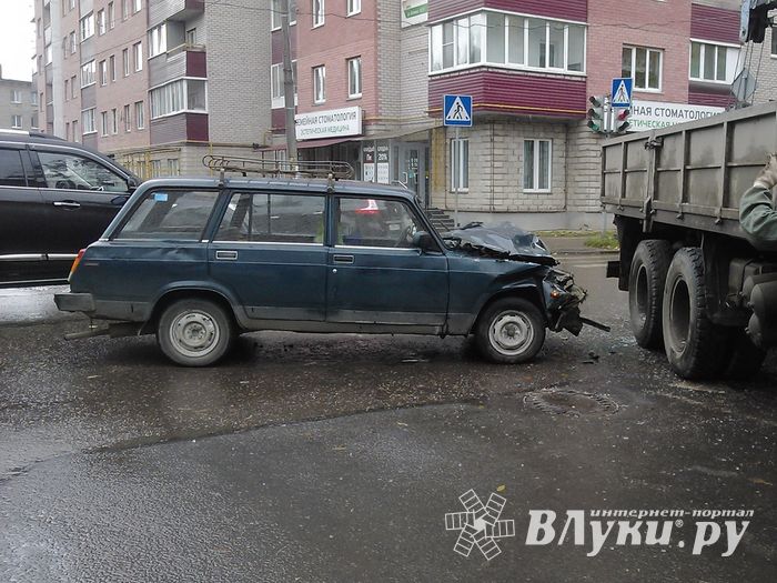 ДТП в Великих Луках: ВАЗ-2104 пытался протаранить грузовик