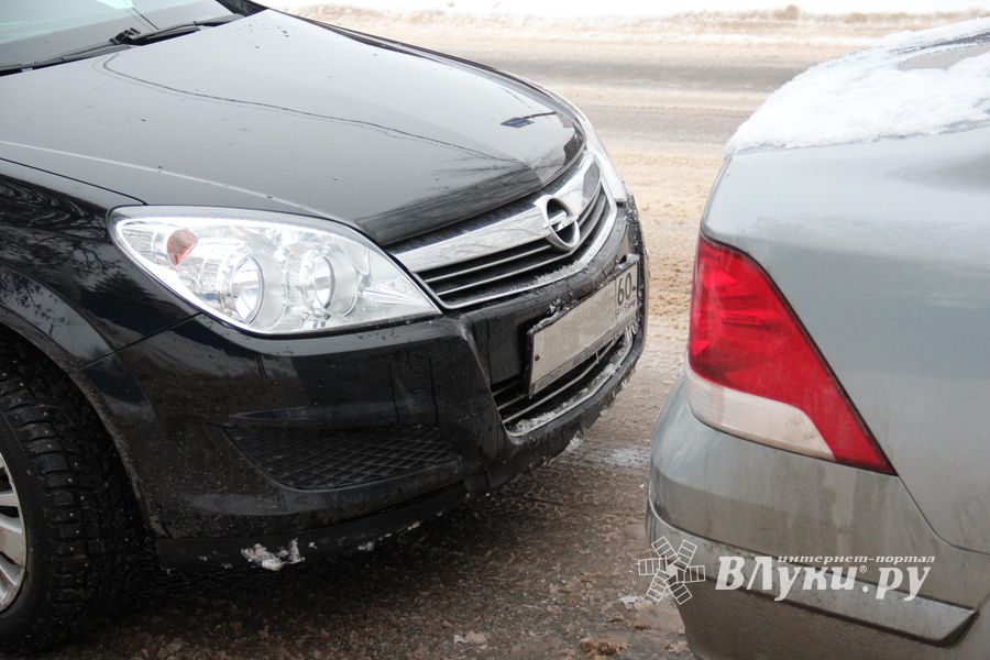 Два Опеля столкнулись на Дьяконова в Великих Луках (ФОТО)
