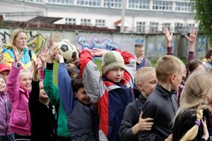 Ребята из пришкольных лагерей соревновались в «Весёлых стартах» (ФОТО)