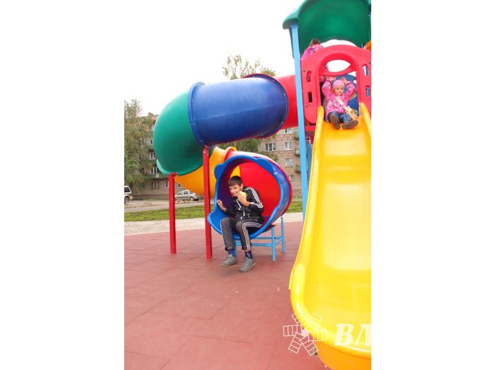 Благоустроенный сквер по улице Жукова начал радовать детей (фото)