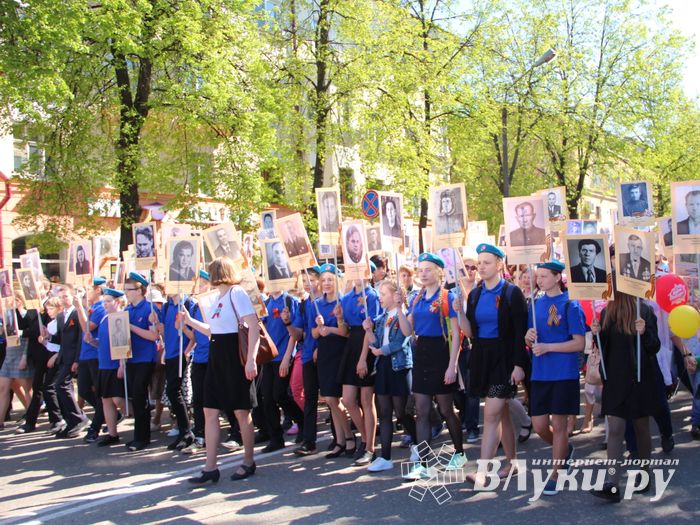 По центральному проспекту Великих Лук прошёл  «Бессмертный полк» (0+) (ФОТО)