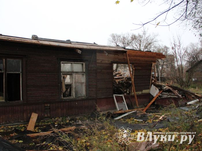 В Великих Луках сносят барак (ФОТО)