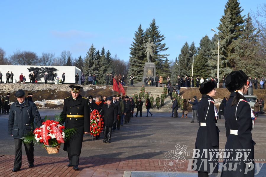День защитника отечества в Великих Луках отметили памятным митингом и салютом