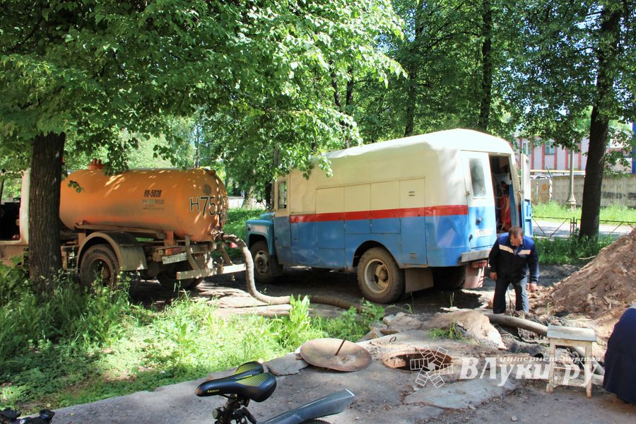 Не выдержала испытания: на Нелидовской ремонтируют теплотрассу (ФОТО)