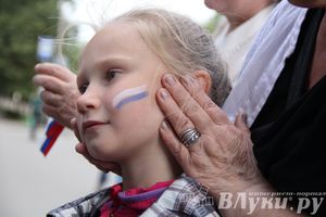 В Великих Луках прошла патриотическая акция, посвященная Дню флага России