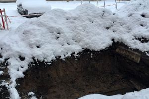 Улицу Зверева в Великих Луках заблокировал автокран (ФОТО)