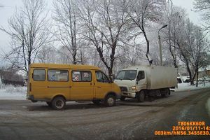 В Великих Луках столкнулись Газель и фургон (фото)