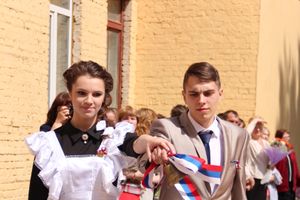 В Великих Луках прозвенели «последние» звонки (ФОТО)