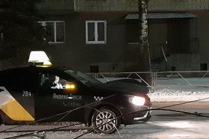 На проспекте Гагарина автомобили сбили столб (ФОТО)