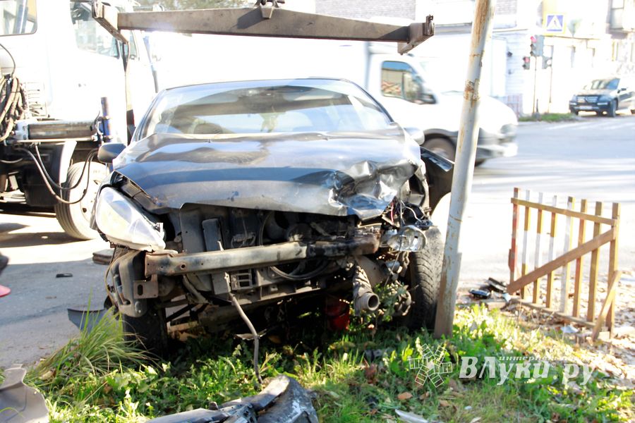 ДТП на перекрёстке Великих Лук: Peugeot увёз эвакуатор (ФОТО)