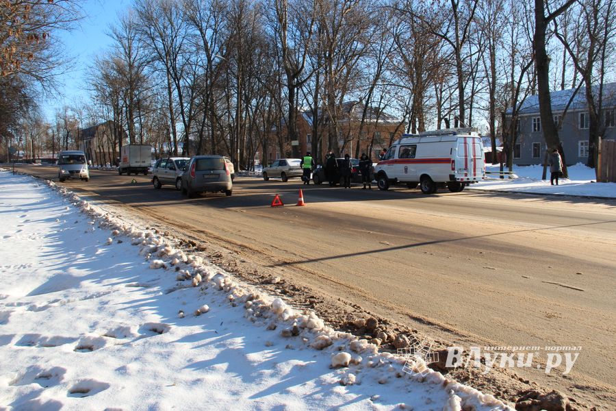 Лобовое столкновение на пр-те Гагарина в Великих Луках (ФОТО)