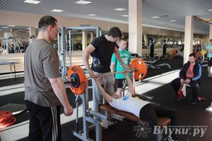 Соревнования по пауэрлифтингу прошли в Великих Луках (фото)