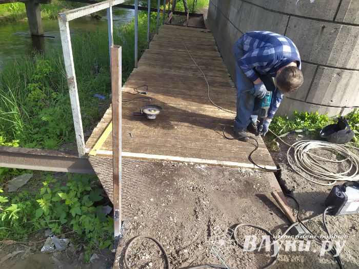 Мостик возле Лазавицкого переезда ремонтируют (ФОТО)