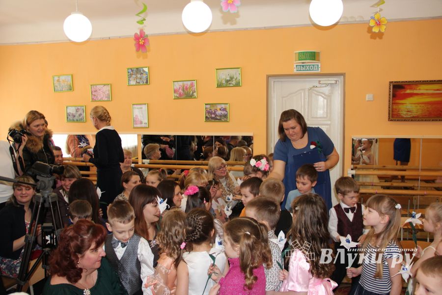 Дети поздравили мам с 8 марта (фото и видео)