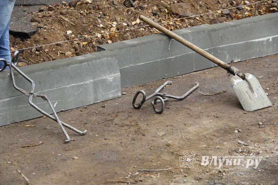 Во дворе дома на ул. Гоголя дорожники взяли в руки клещи (ФОТО)