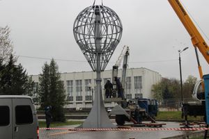 Знак воздухоплаванию устанавливают в Великих Луках (ФОТО)