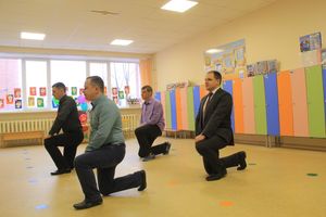 Великолукские школьники поздравили мам и учительниц (ФОТО)