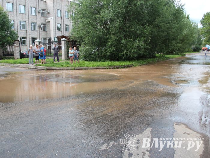 Серьёзная авария на водопроводе в Великих Луках (ФОТО; ВИДЕО)