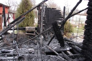 Нарушение правил пожарной безопасности стало причиной пожара в Порховском районе (фото)