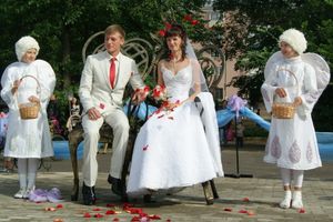 Торжественное открытие парковой скульптуры «Кресло влюбленных»