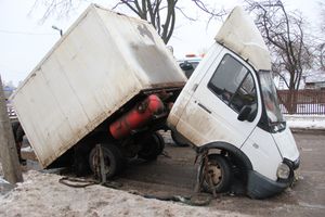 В Великих Луках на Самарском переезде переломилась Газель (ФОТО)