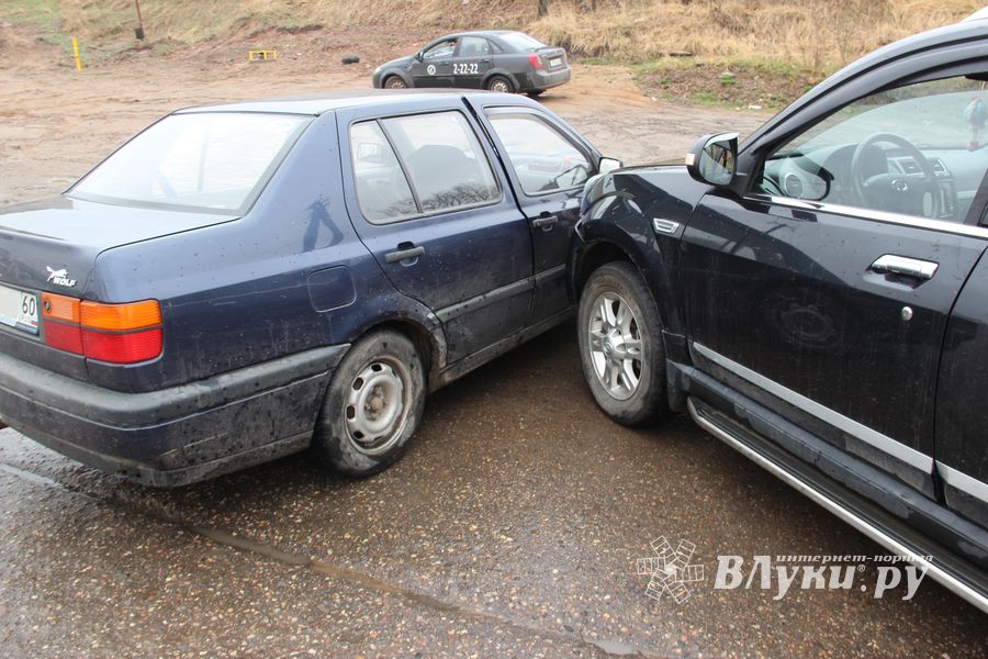 В ДТП в Великих Луках чудом не пострадала женщина (ФОТО)