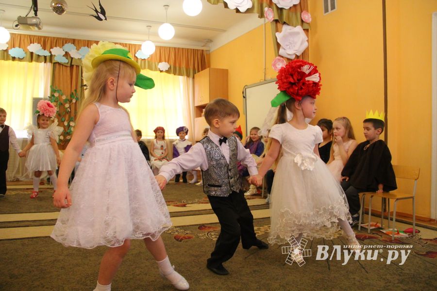 Юные великолучане поздравили мам и бабушек с помощью Золушки (ФОТО)