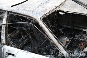 В Великих Луках полностью выгорела Ауди 100 (фото)