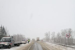 На М-9 лоб в лоб столкнулись тягач и легковушка (ФОТО)