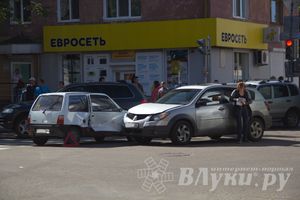 ДТП в Великих Луках: дорогу не поделили «Ока» и «Понтиак» (ФОТО)