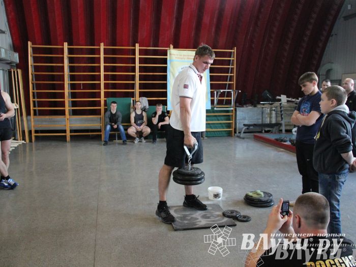 Первенство по русскому жиму штанги и силе хвата прошло в Великих Луках