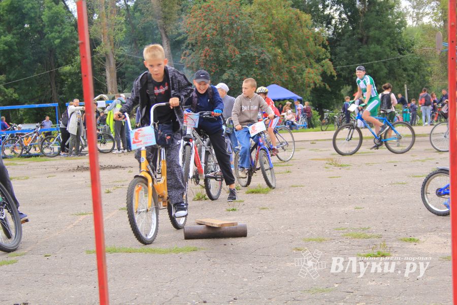 В Великих Луках прошёл Велопарад (ФОТО)