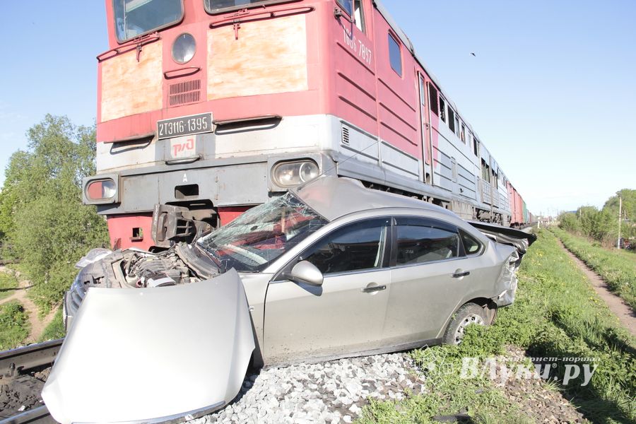 Фоторепортаж: ДТП на железнодорожном переезде в Великих Луках