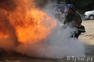В Великих Луках прошли соревнования среди пожарных