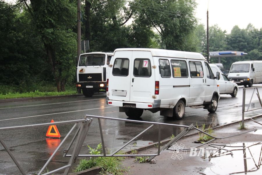 В Великих Луках автомобиль протаранил ограждение и «припарковался» на остановке (ФОТО)