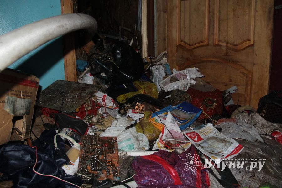 Фоторепортаж: пожар на Зверева в Великих Луках (ФОТО 18+)