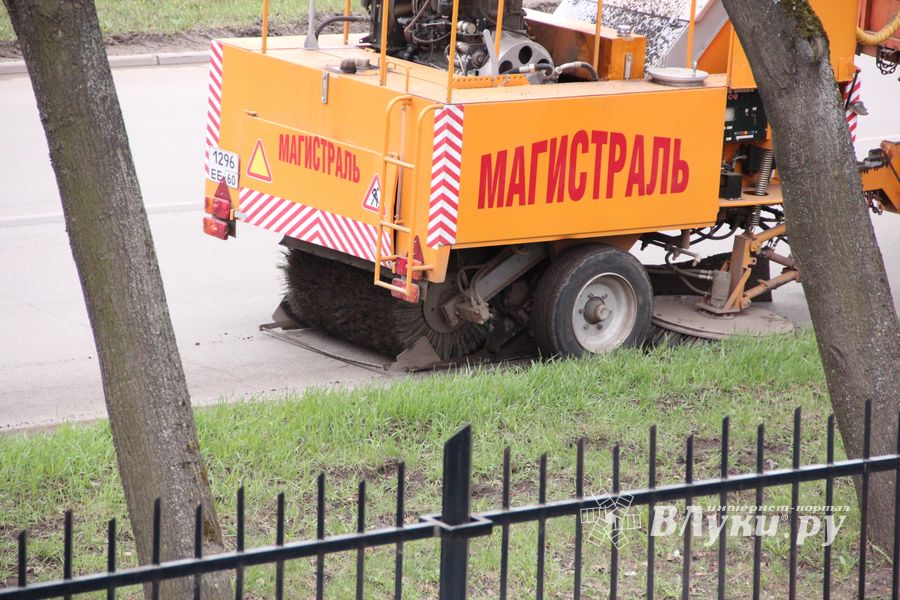 В Великих Луках на Гагарина замечена новая машина для уборки