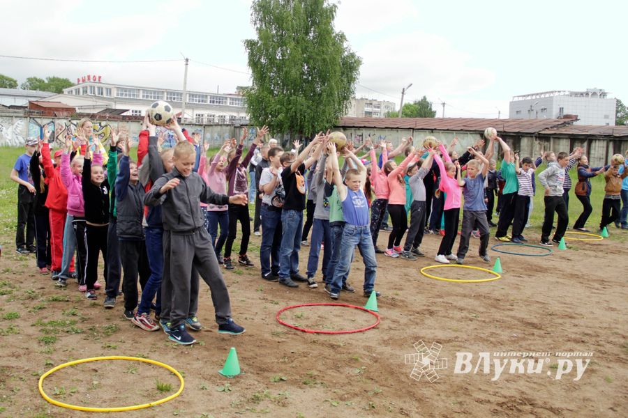 Ребята из пришкольных лагерей соревновались в «Весёлых стартах» (ФОТО)