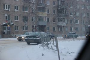 В Великих Луках на перекрестке бросили заглохший автомобиль (ФОТО)